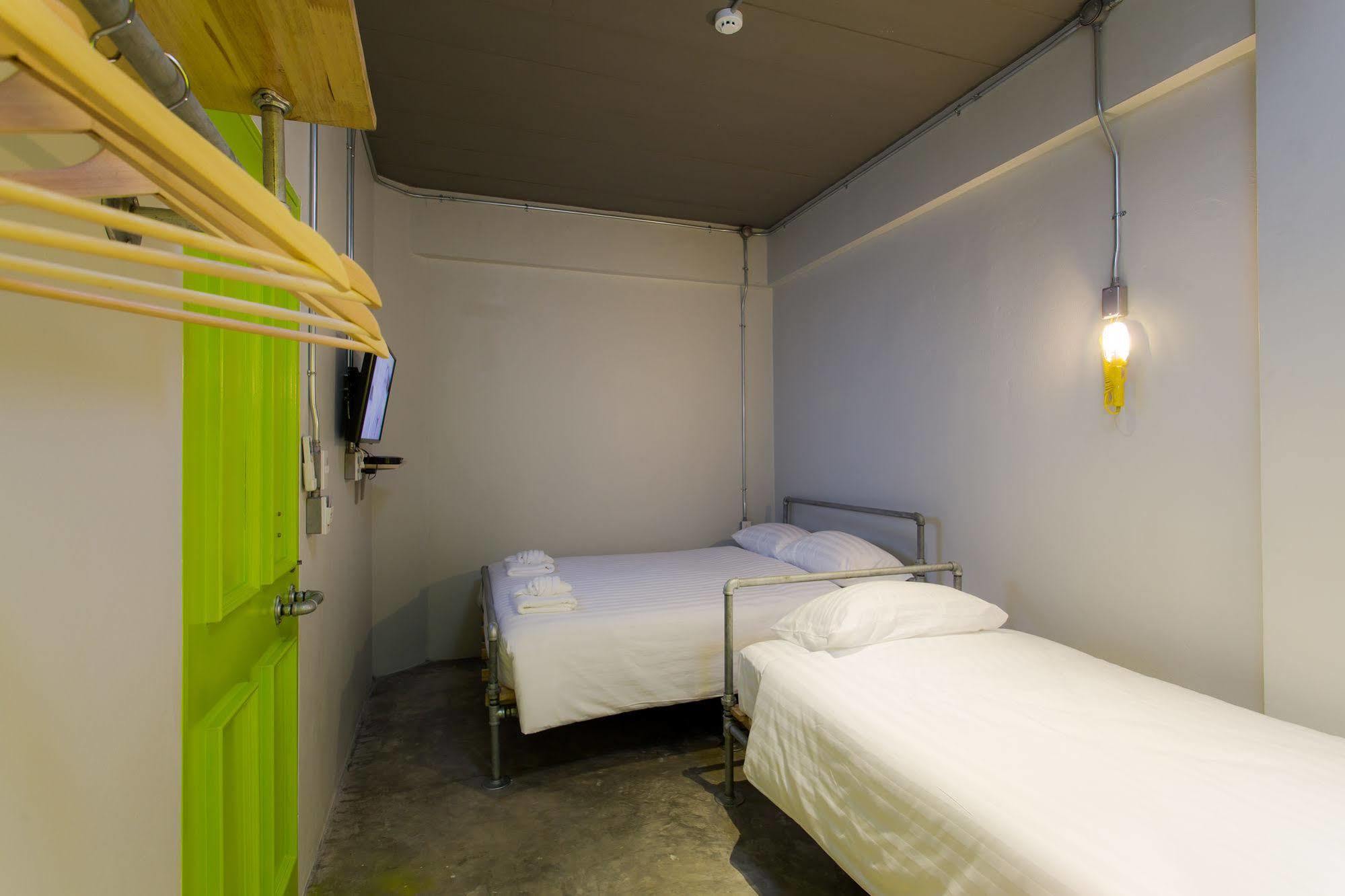 Bloo Hostel Phuket Esterno foto