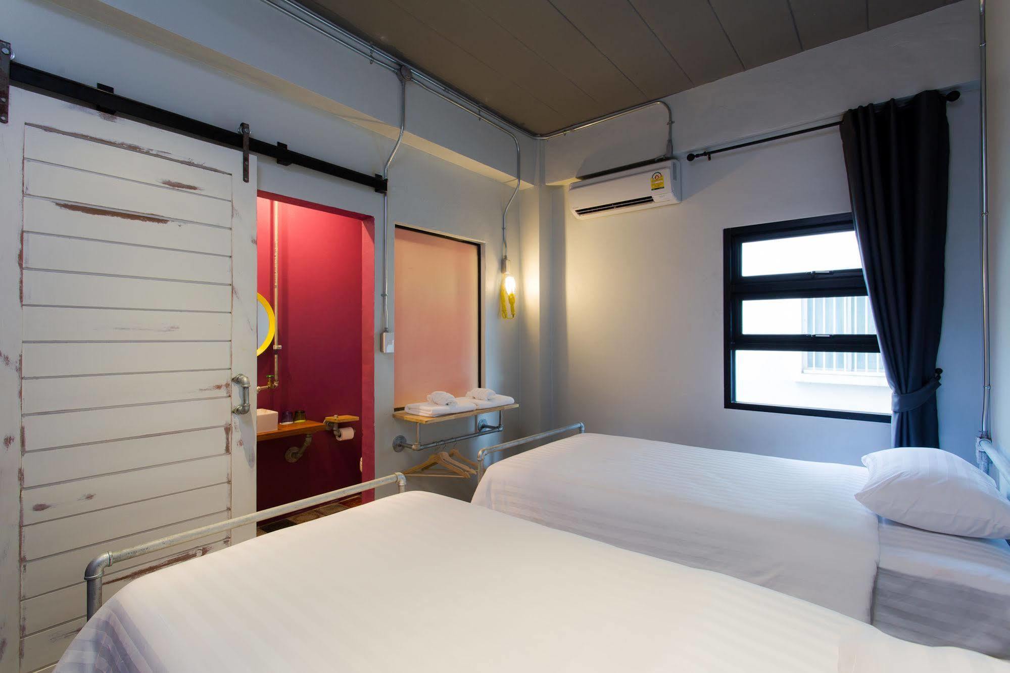 Bloo Hostel Phuket Esterno foto